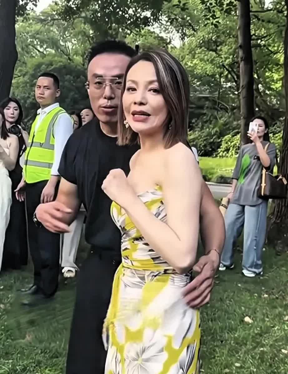 王琳这脸太吓人了！自从营销年轻貌美以来，就开始走下下坡路了，样子也开始改变差了，