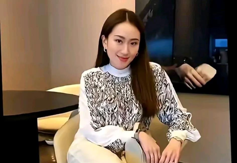 啪一声！被泰国“抛弃”的佩通坦，用亲身经历告诉龙哥，洪氏父子决不可深交
“通讯门