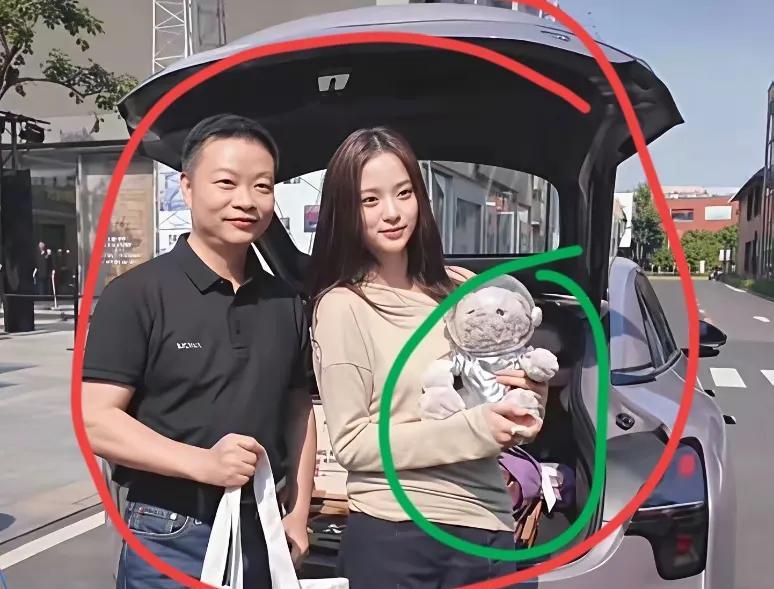 第一眼看错的有多少，把美女怀里抱的误认为娃娃。
要不是认识何小鹏，准以为这是一家