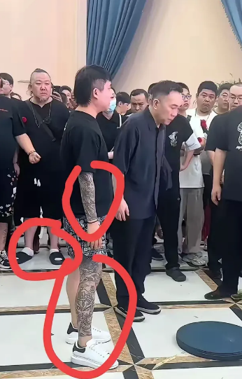 杨少华逝世看到的一点。
一个个身上纹龙画虎的人，说得好听点是艺术大师，说得难听点
