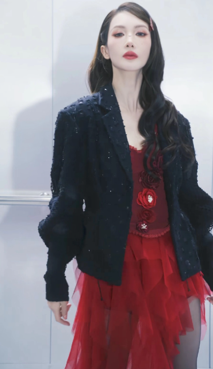 一开始金晨跳的几下实在太好看了，期待跨年舞台！金晨不愧是学舞蹈的，整个身体协调律