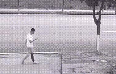 让你不看路，让你不看路。你以为老天安排好的你能避开吗？躲得过初一，躲不过十五[捂
