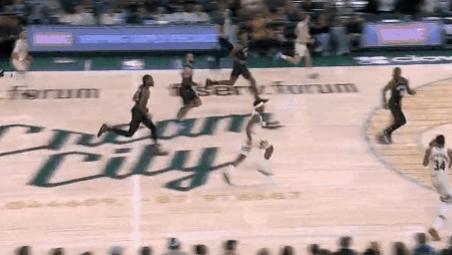 无法阻挡！字母哥反击中利用大幅度欧洲步，强硬上篮打进2分