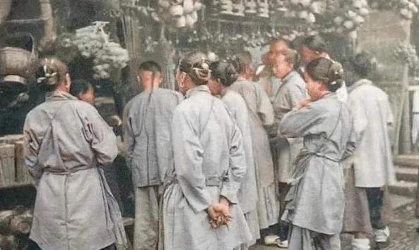 清朝咸丰二年，浙江鄞县农民陈阿大因父亲患病，进城来请郎中。当路过米店门口时，不慎