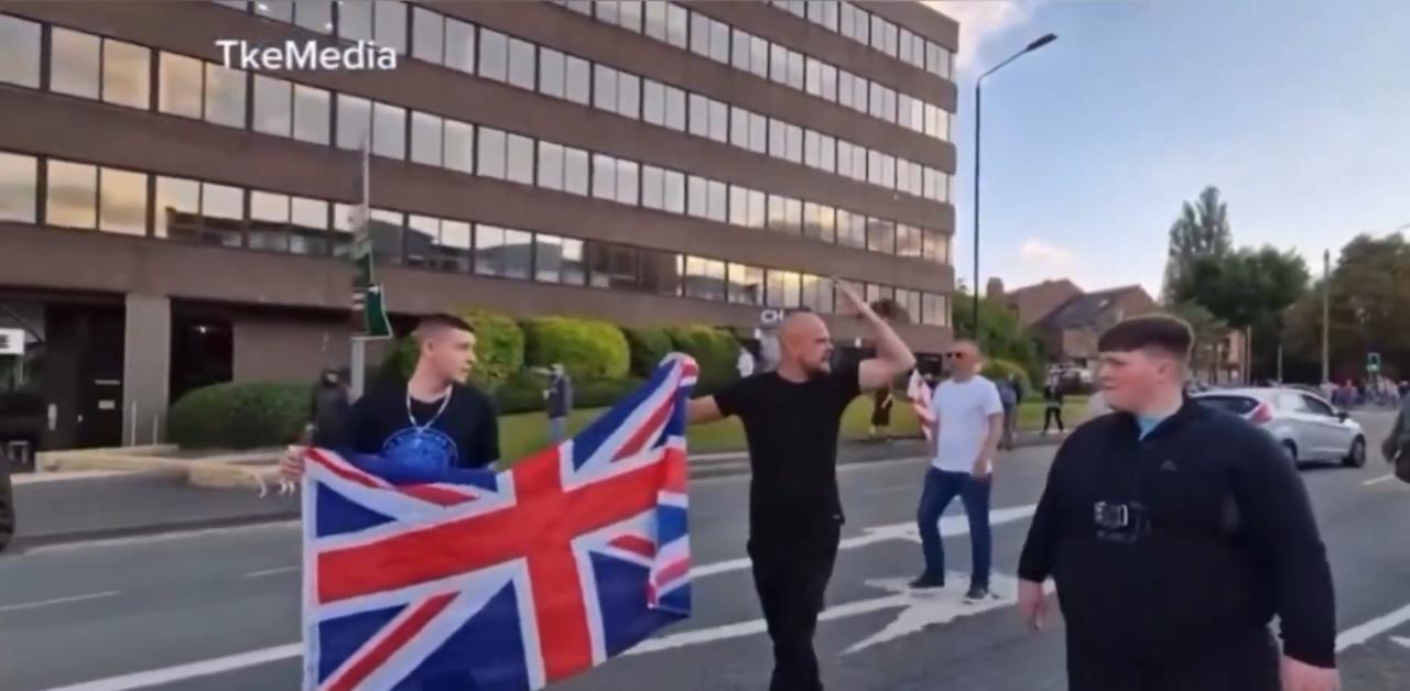 近日，英国街头爆发紧张对峙，英国爱国示威者与亲巴勒斯坦抗议者发生激烈冲突。现场视