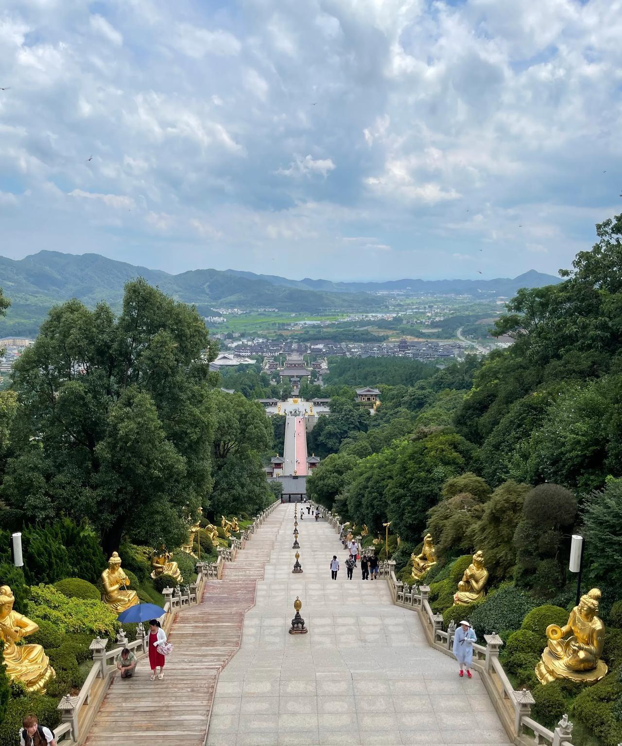 江西庐山东林寺才是中国佛教标杆，不但免门票，还不卖东西，甚至可以免费吃住三天。三