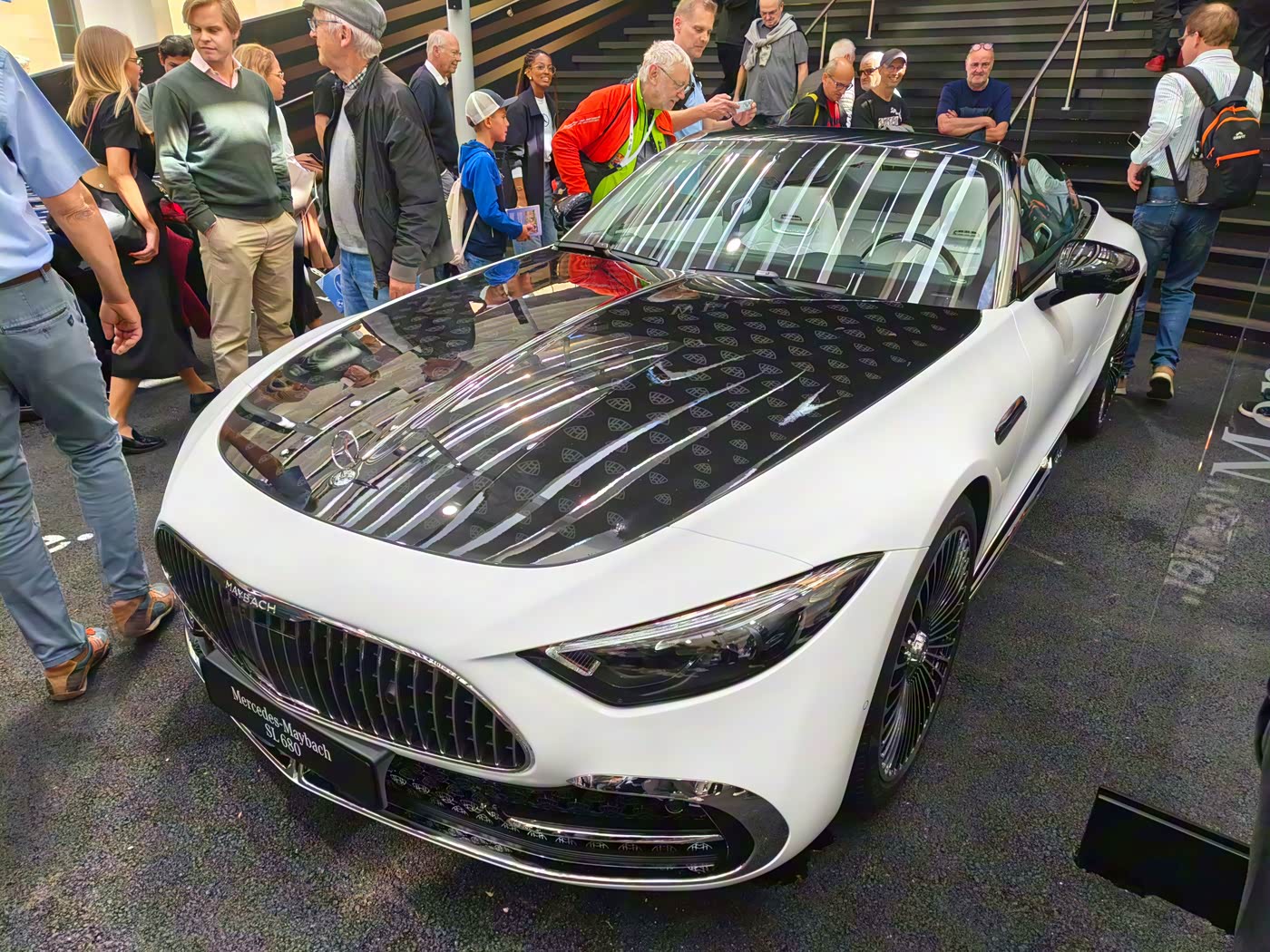 迈巴赫首款双座敞篷跑车亮相！双拼色车身动感十足，配4.0T 