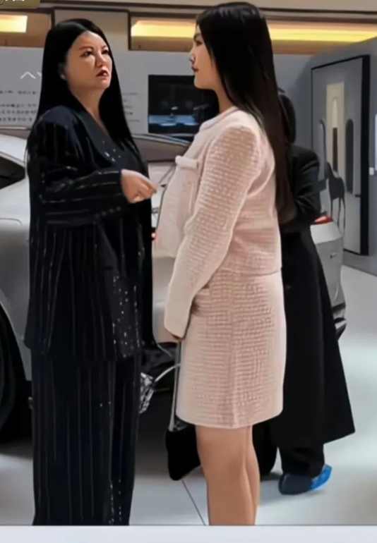 李湘的女儿今年15岁，可看起来却要比同龄的女孩都成熟许多
都说女儿像爸，可李湘的