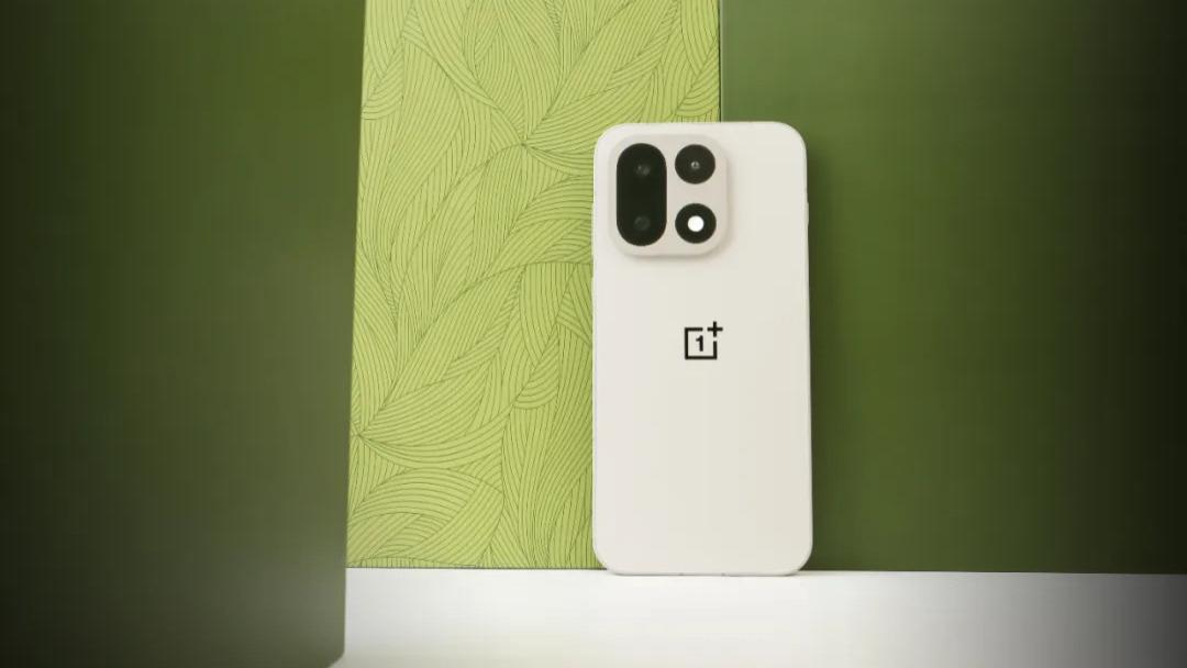 审美高级且体验完美的“游戏神器”｜且看一加15如何让优雅忠于纯粹