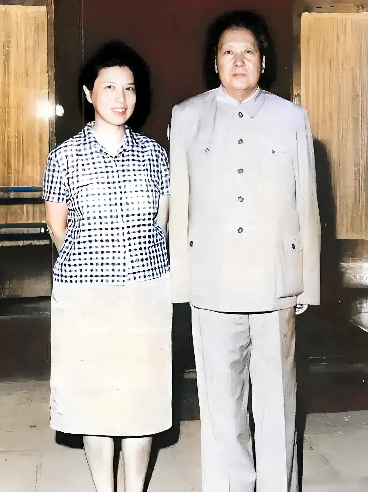 毛主席与外交家龚澎珍贵合影。
主席笑容亲切，龚澎端庄而立，
尽显新中国外交家的风
