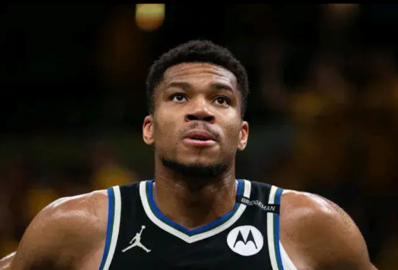 美记分析：雄鹿不要范乔丹 伊森史密斯或加入交易

近日，NBA内部人士布莱恩文霍