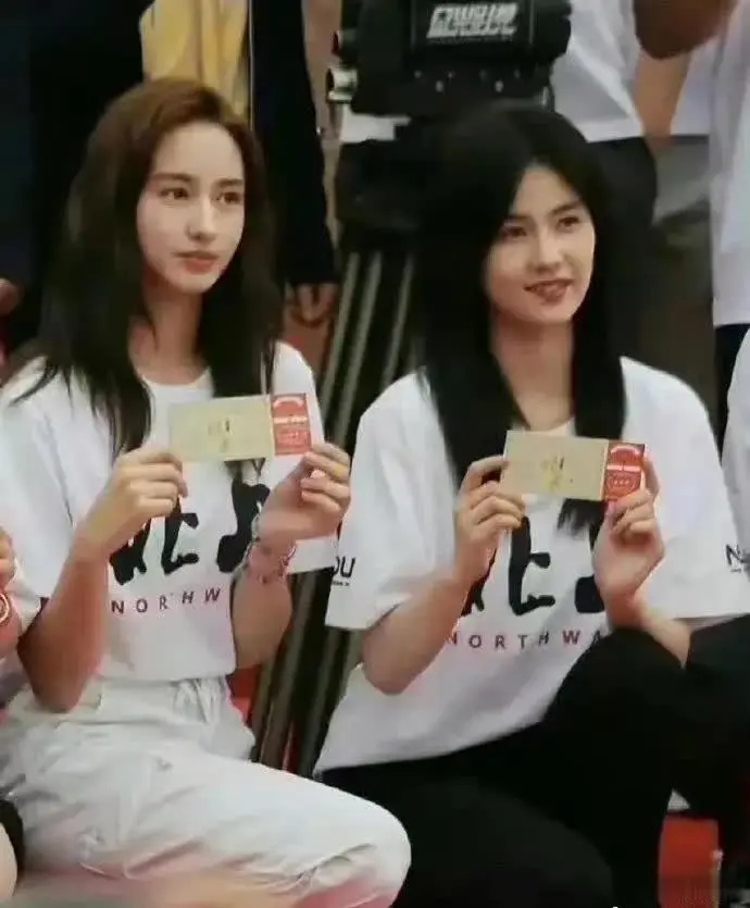 白鹿和李宛妲素颜同框，谁更好看？
