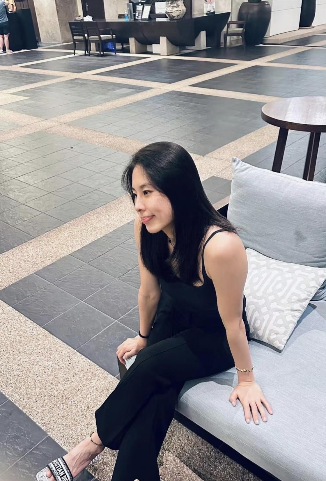 女篮王思雨的一张逛街生活照，换上吊带衫，留着披肩发，相比赛场上的她，更显时尚温婉