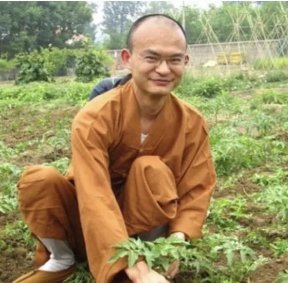 2008年，一位80后清华博士放下百万年薪的工作，坚持出家当和尚，父母跪求也无法