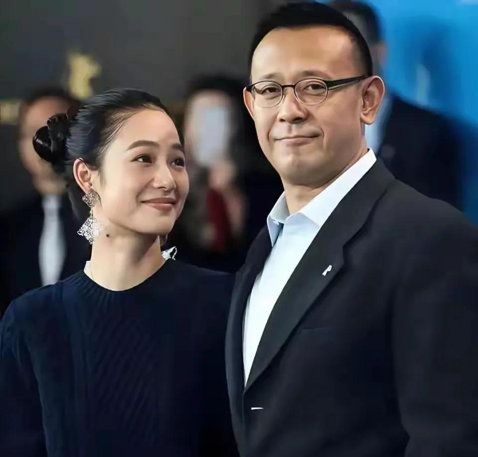 周韵年轻的时候真的很漂亮，比巩俐，刘晓庆这些一线大明星漂亮多啦！
周韵的笑容灿烂