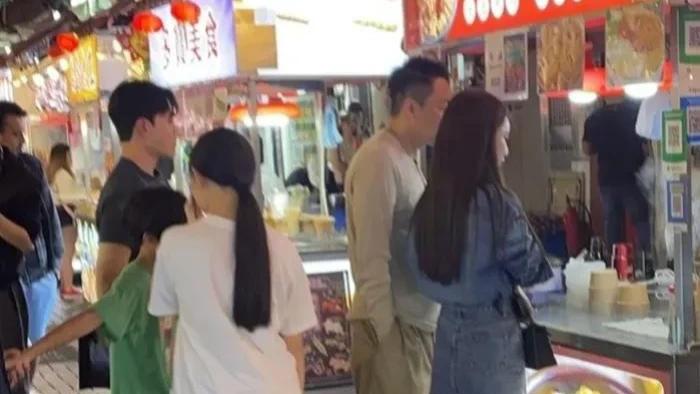 汪小菲携儿女香港庙街游玩，11岁玥儿获赞漂亮干净，马筱梅陪伴左右