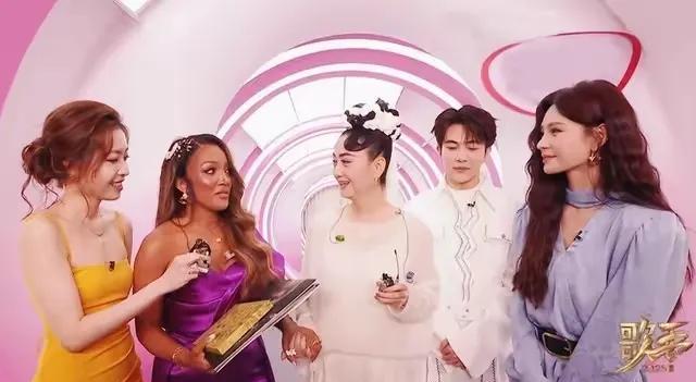 《歌手》第五期：争议声中的音乐坚守与成长
在音乐综艺的璀璨星河中，《歌手》系列节