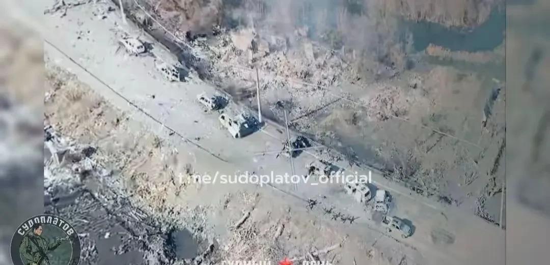 库尔斯克地区的乌军现在只能徒步逃命了。
俄军的光纤式无人机已经全面控场。
这种不