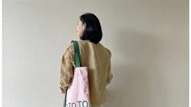 56岁老阿姨，用绿色打底做内搭，闺蜜却说颜色太土气，让我别穿了