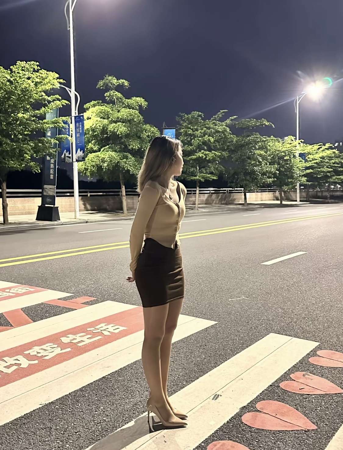 有进步，她终于穿高跟鞋了