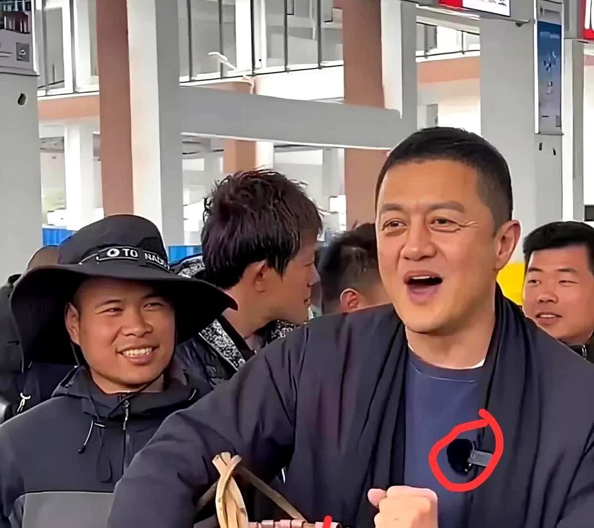 李亚鹏估计后槽牙都快咬碎了！ 
他实在想不明白。 
去年弄的白酒项目，广告打