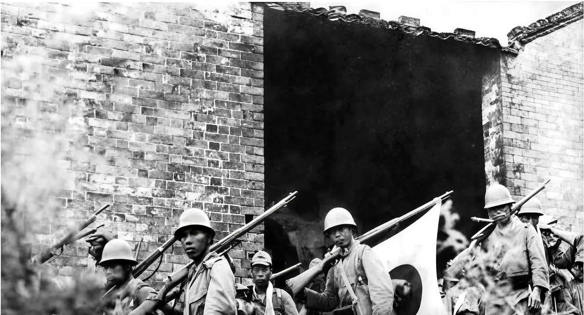 1937年12月，南京洪武路。
一队巡逻的日军，看到路边有一具长相漂亮的年轻姑娘