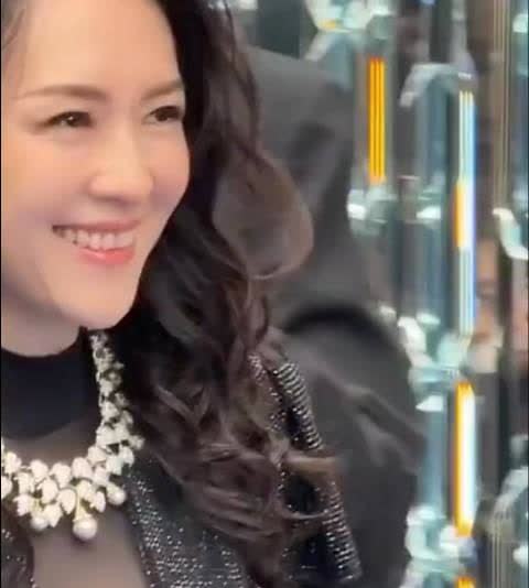 今天成都品牌活动章子怡惊喜亮相，一袭黑色套装高级大气，一整个被美到了！