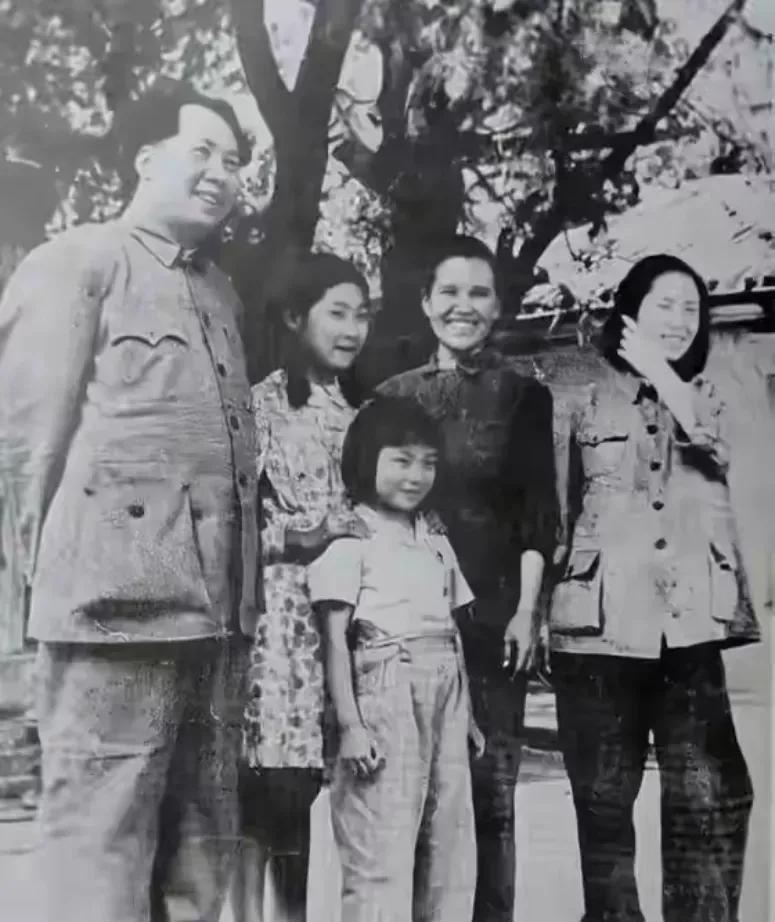 1949年，毛主席与家人在一起，合影留念，美好的回忆！
