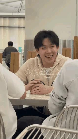 王楚钦打牌竟然不是左手，还以为生活中拿筷子，拿笔，打牌都用左手呢？
男队太温馨了