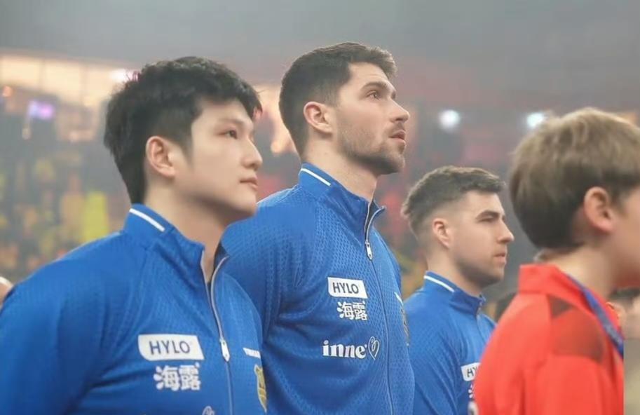 东东这个侧颜，真的太出色了！
即使站在一群高鼻深目的欧洲人旁边，也毫不逊色。
皮