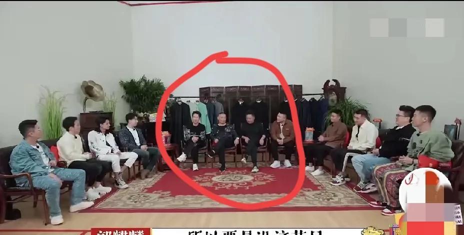 德云社里谁地位高低一目了然啊。
能跟郭德纲、于谦坐在一排的，也就是郭麒麟、岳云鹏