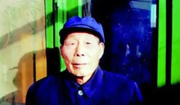 1949年，金门战役中，我军登岛的9000名战士几乎全军覆没，不是牺牲就是被俘，