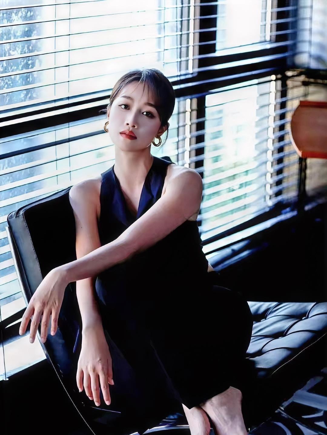 蓝盈莹，169cm，光脚坐在凳子上拍照，看着脚型很美，就是感觉有点放不开，你们看