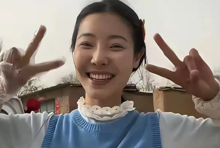 现在全网最开心的人，
非李富贵莫属了，
不是她平台粉丝突破1000万了，而是她将