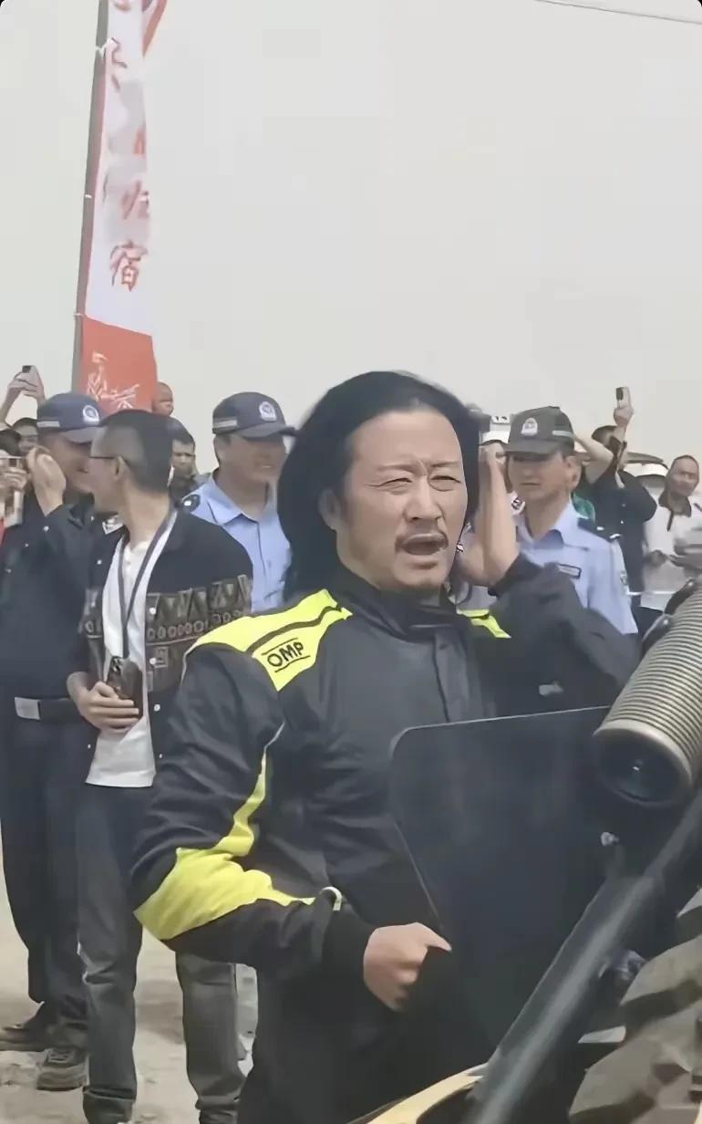 吴京也是风风火火的男人，不拍戏，不旅游，人家参加越野拉力赛，真是真实版的飞驰人生