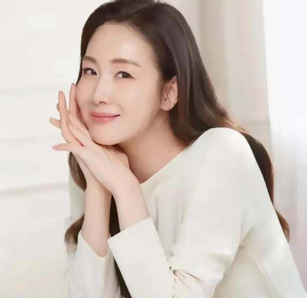 崔智友结婚选择引争议











天哪！一代女神崔智友竟然结婚了！对象