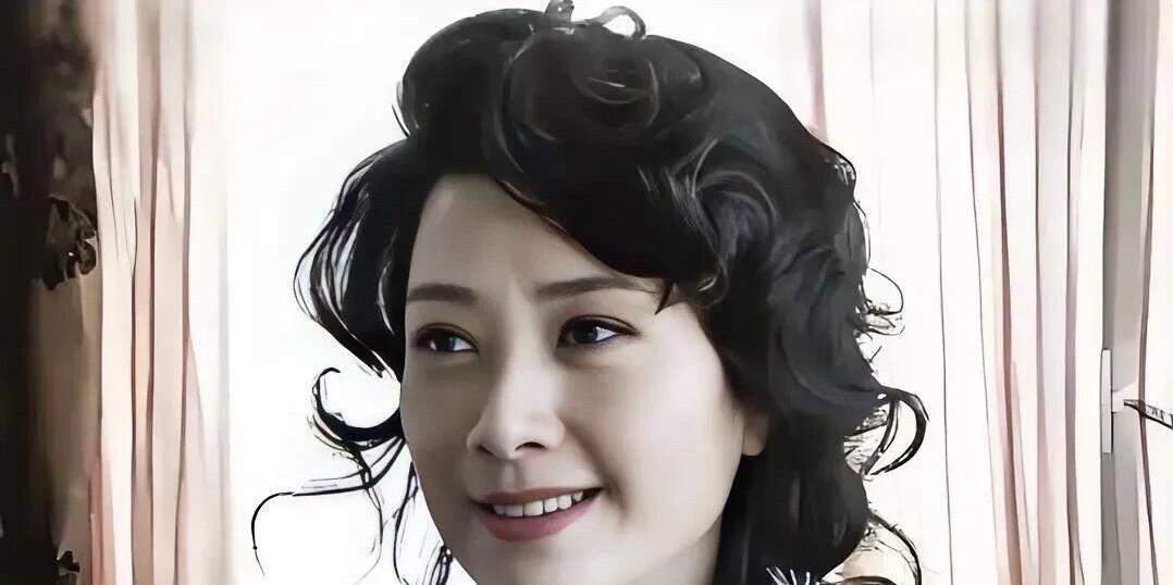 看她清新美丽，骨子里带着的美，让人一见倾心，颜值高，演技也是一流的。她的皮肤嫩滑