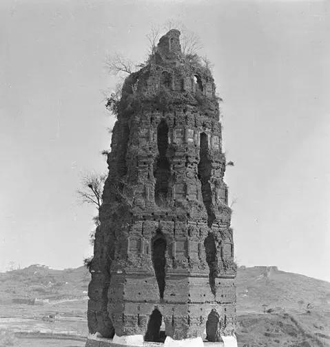 1924年，雷峰塔突然倒塌。人们害怕白蛇出塔，纷纷呼喊：“快跑啊，雷峰塔倒了，白