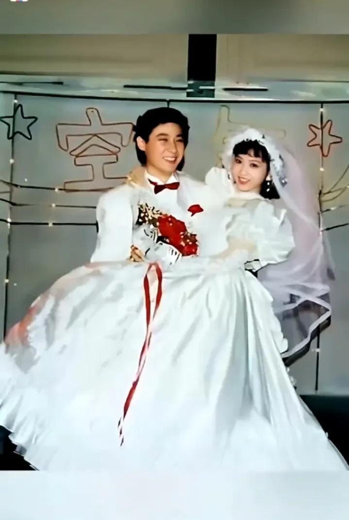 这是80年代，33岁白龚雪与新郎张迅婚礼合影，和婚后拍摄的合影，展现幸福瞬间。