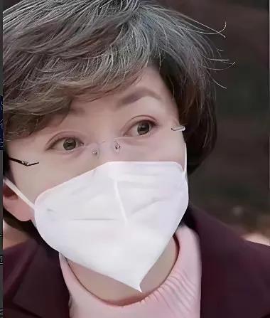 海霞也难逃白发的苦恼。要说海霞的年龄不算大，白发的数量却犹如七老八十，是不是和她