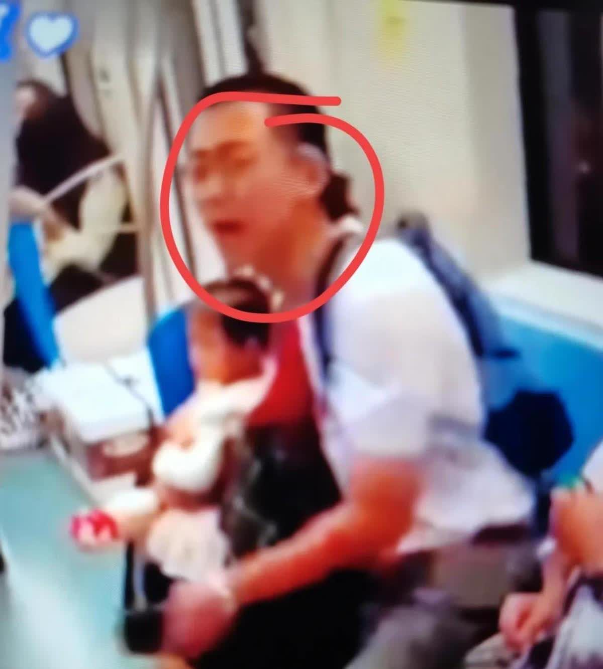 地铁恶霸！眼镜男乱扔垃圾还嚣张骂人，全车厢都怒了！结果黑衣大哥霸气出手，瞬间让他