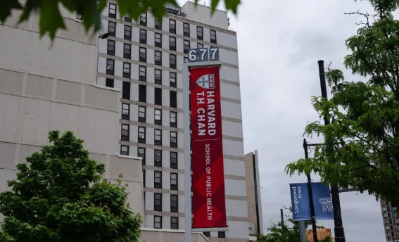 哈佛大学陈曾熙公共卫生学院正陷入前所未有的危机。由于特朗普政府冻结对该校联邦拨款