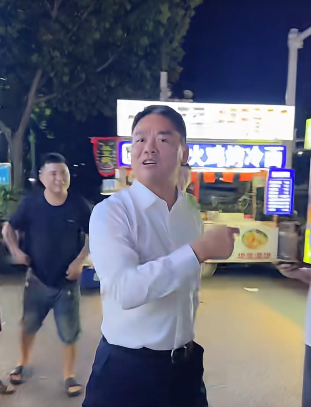 网友偶遇刘强东回宿迁老家，正在逛家门口夜市摊，欣然和老乡们合影，表示一定要尝尝家