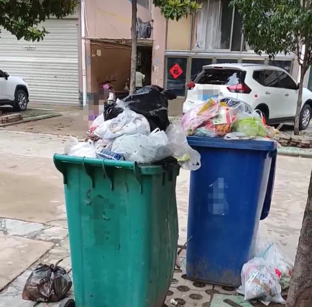 一觉醒来，
小区业主群吵翻了天。
原来，业委会主事人撂挑子，
小区的垃圾几