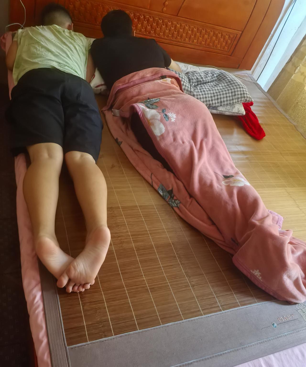 #秋天的第一张照片#看这父子两人动作都一模一样，自己带在身边长大的孩子是真的很亲