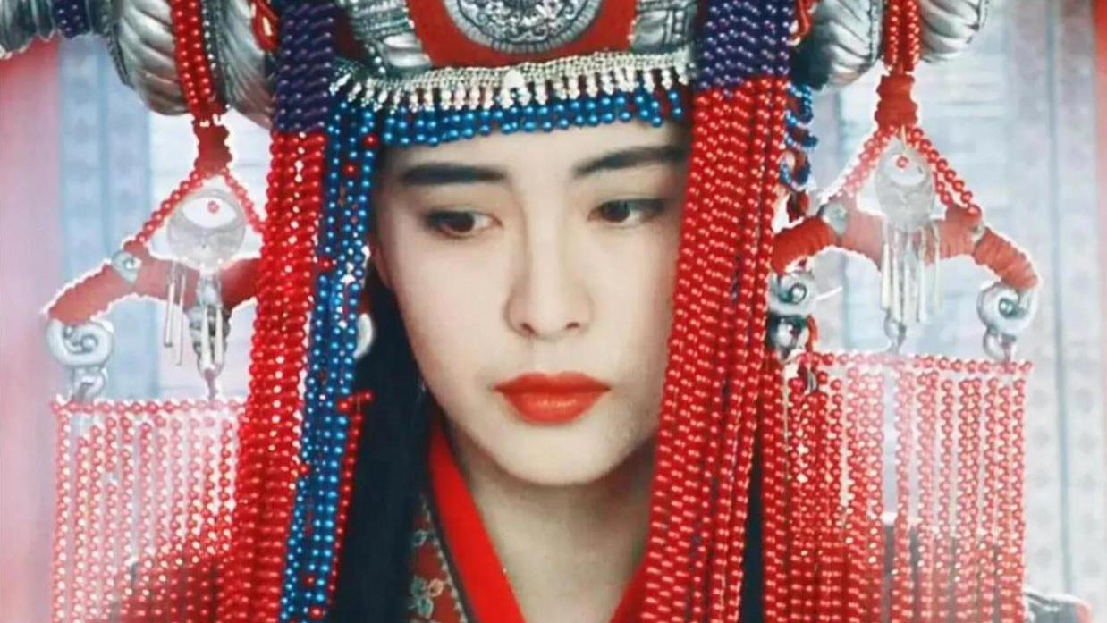 王祖贤佩戴珍珠耳环进行艾灸，手串为客人赠送，使用的是河南艾条