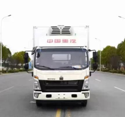 新疆伊犁哈萨克，男子开着冷藏车，运了3000箱西梅到达目的地后，他要货主先付了运