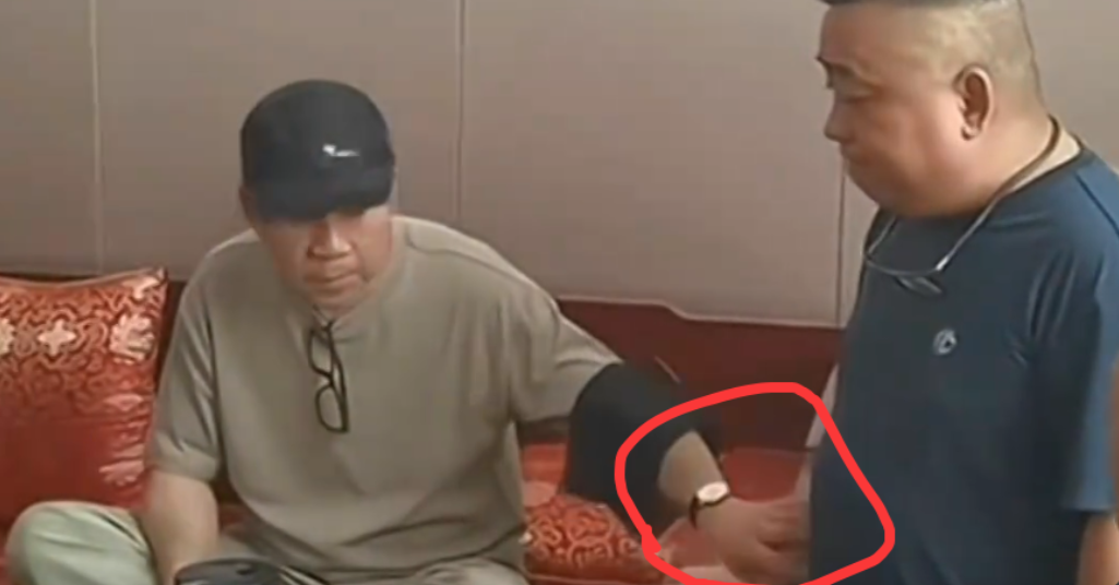 豹哥和杨议握手言和。老汪带着不容置疑的权威冲着豹哥说：“站好了听我的，给杨老师鞠