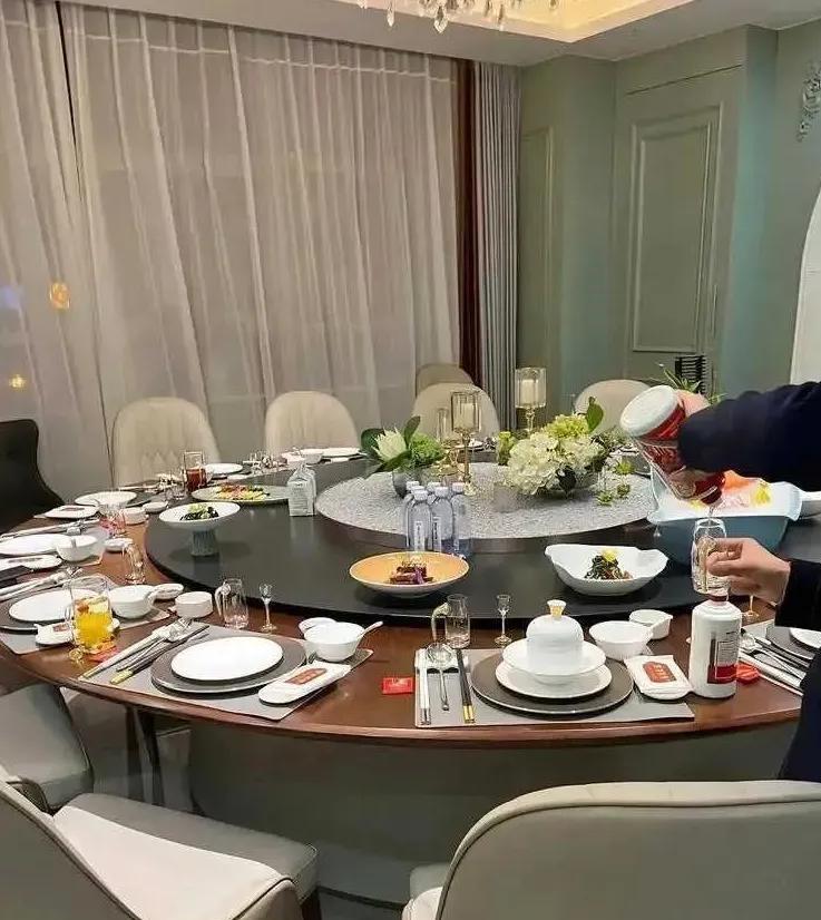 最近，对于违规吃喝的整治，感觉比十多年前八项规定出台时还要严厉。  
范围之广，