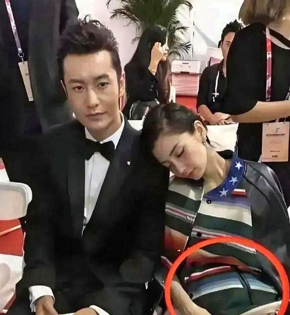 据说当年，杨颖怀孕时，旧衣服穿不下了，于是买了一条千元孕妇裙。据说她当时的老公还